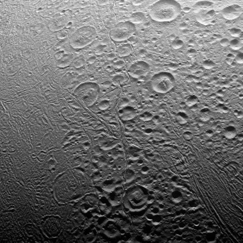 Cassini onthulde dat het noordpoolgebied van Enceladus is bezaaid met kraters een aanwijzing dat het oppervlak van de maan zich al geruime tijd niet meer heeft vernieuwd