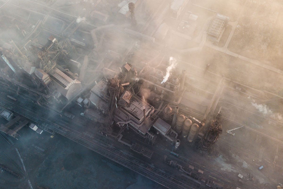 Een s ochtends genomen foto van de hoogovens van de staalfabriek van Azovstal in Marioepol in Oekrane