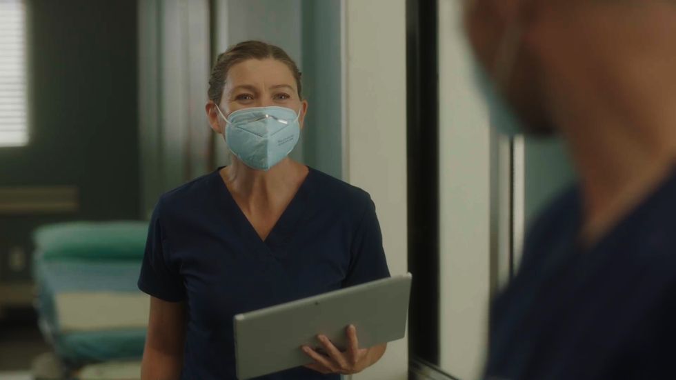ellen pompeo meredith grey wearing a face mask in season 17 of "grey's anatomy"
