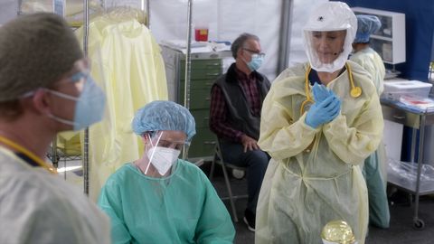 teddy altman kim raver in full ppe gear ready to treat covid 19 vicitims in season 17 of "grey's anatomy"﻿