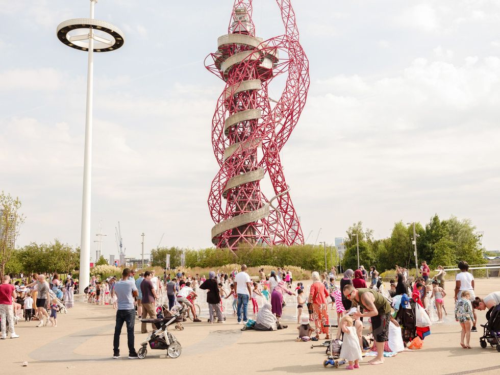 In het nu bekende Olympische Park Queen Elizabeth biedt de ArcelorMittal bijzondere uitzichten als langste glijbaan ter wereld De Olympische Spelen van 2012 zorgden voor een grotere herontwikkeling van Stratford onderdeel van het opkomende OostLonden