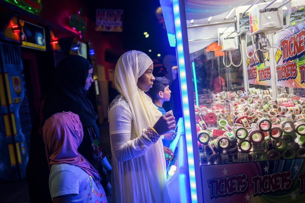 Op EidalFitr doen moslimkinderen spelletjes in een speelhal in Orange County in de Amerikaanse staat Californi EidalFitr draait onder andere om spelletjes en lekker eten en markeert het einde van de Ramadan waarin van het ochtendgloren tot het vallen van de avond wordt gevast