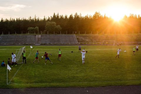 In Sjtsjastja Loehansk spelen jongens een voetbalwedstrijd tegen het team van de elektriciteitscentrale