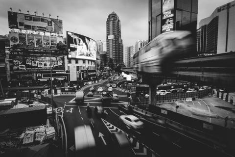 Spitsuur Muhammad Naim Mohd Fadil maakte deze bruisende foto van verkeer in Kuala Lumpur in Maleisi een grote stad die nooit slaapt