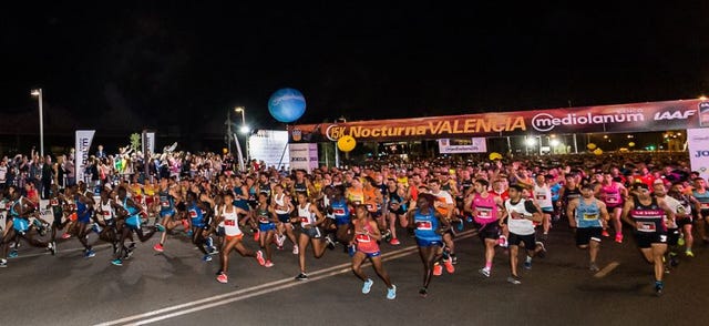 imagen de la salida de la carrera 15k nocturna valència banco mediolanum