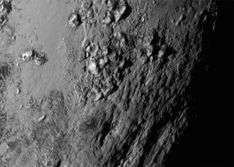 Uit de eerste closeup van het oppervlak van Pluto bleek dat ijsbergen van 3500 meter hoogte uit het landschap van de dwergplaneet oprijzen
