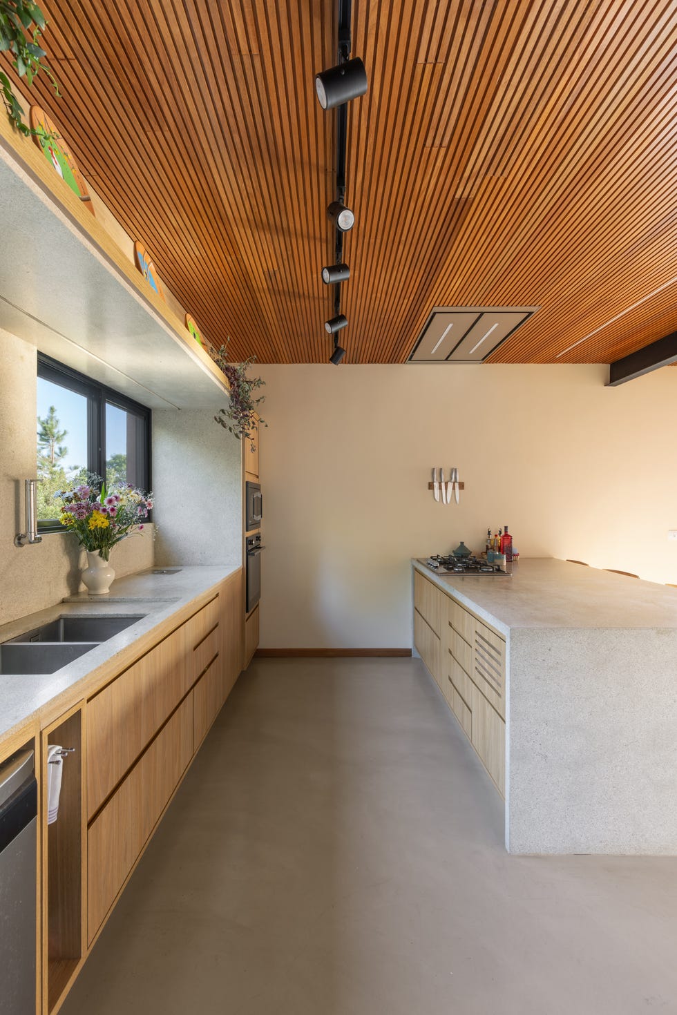 casa roja de los 90 de vivienda convencional de espacio pequeños a abrirse al paisaje