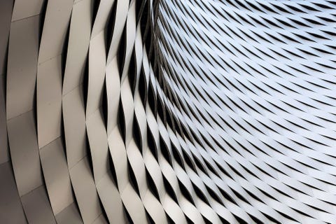 Een closeup van de duizelingwekkende details van de tentoonstellingsruimte op de Messeplatz in BazelZwitserland Veel bezoekers komen naar het gebouw om grootschalige kunstinstallaties te bewonderen maar de architectuur is een kunstwerk op zichzelf