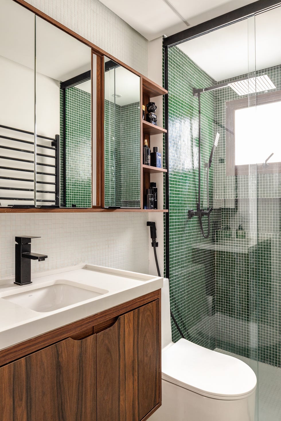 apartamento de 92 metros convertido en un hogar funcional con curvas, ceramica y una cocina suspendida