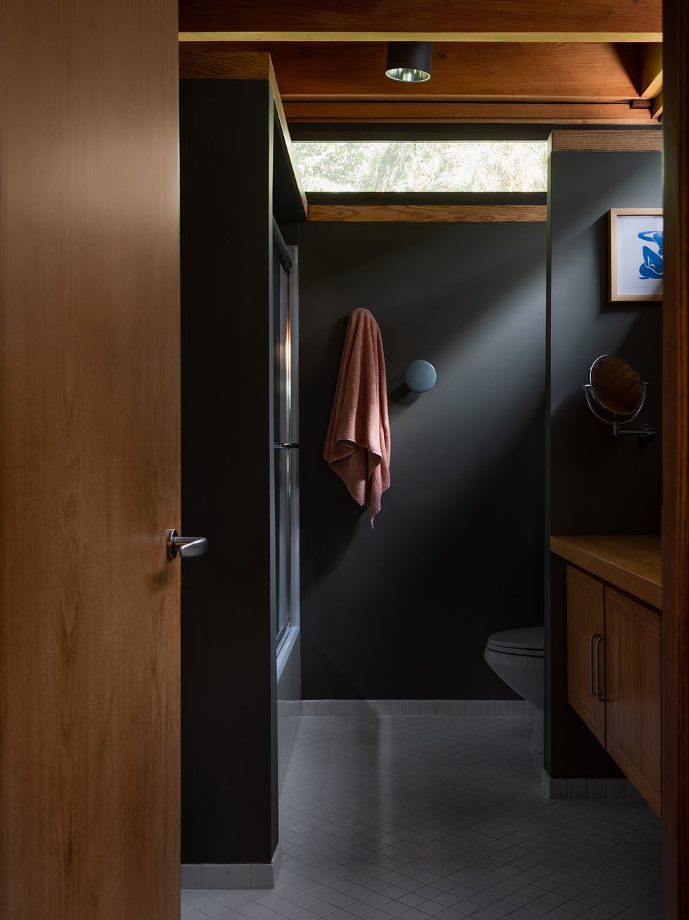 cuarto de baño en gris y madera