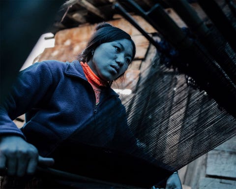 Sonam 20 weeft een stof van jakhaar en schapenwol Het is een ambacht dat meestal alleen door vrouwen wordt uitgeoefend en van moeder op dochter wordt overgeleverd Naast het weven van stoffen voor de familie biedt Sonam haar weefsels ook te koop aan