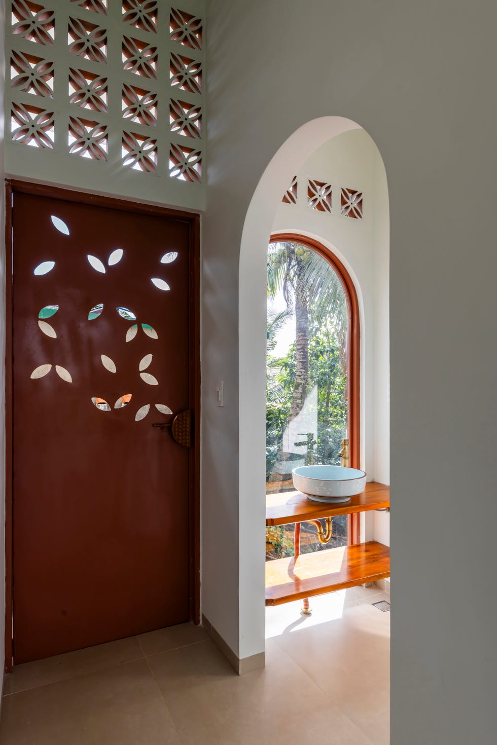 arquitectura organica, curvas y materiales naturales para una casa que redefine el concepto de hogar en un entorno tropical