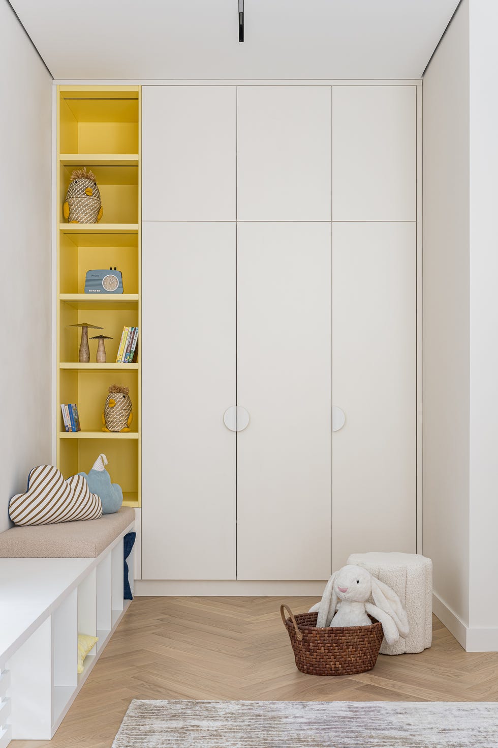 diseñada por pinteriors, esta casa combina líneas puras, curvas suaves y una paleta clara con texturas naturales, logrando un interior funcional, acogedor y lleno de detalles cuidados.