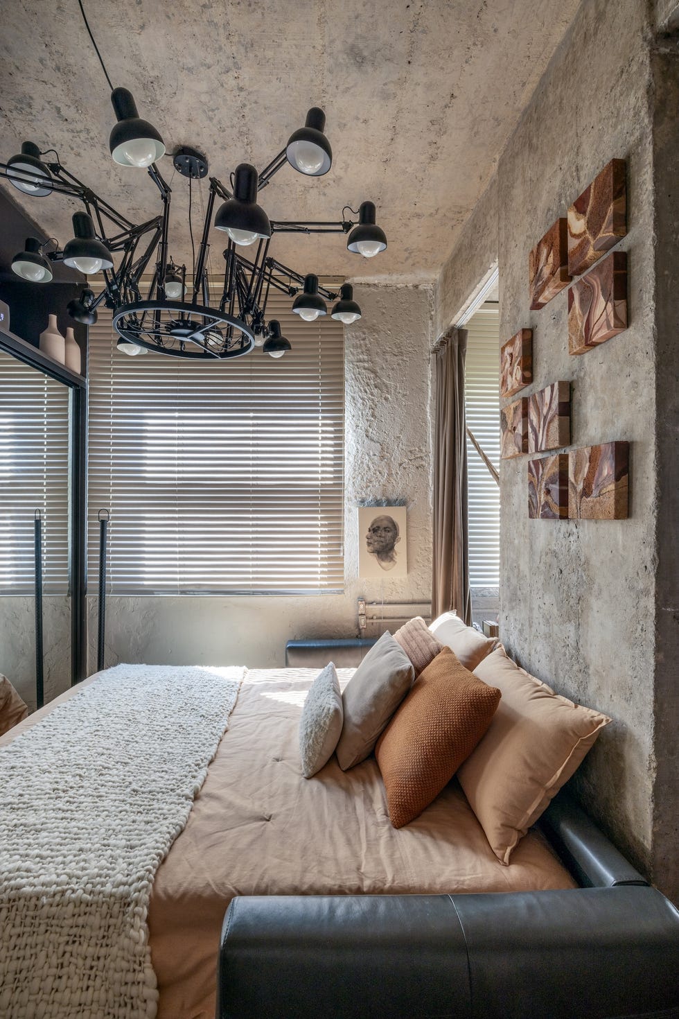 casa de 45 metros es un estudio de arquitectura, un taller creativo y una zona de relax con hamaca, columpio y un bano triangular