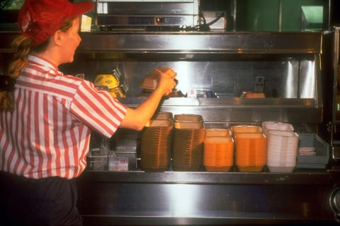 https://www.nationalgeographic.com/content/dam/environment/2019/09/environmental-victories-gallery/16-environmental-victories-facts.jpg In 1986 begon McDonalds bioafbreekbare verpakkingen te gebruiken nadat het bedrijf door milieuactivisten was bekritiseerd vanwege de bergen aan doosjes van piepschuim die het produceerde De verpakkingen vervuilden straten en overspoelden stortplaatsen De stap van McDonalds luidde een nieuw tijdperk in waarin bedrijven vaak in samenwerking met actiegroepen hun impact op het milieu proberen terug te dringen