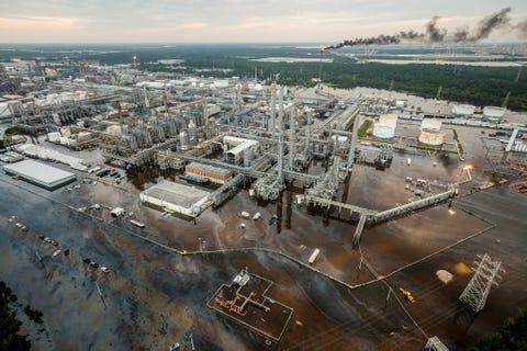 https://www.nationalgeographic.com/content/dam/science/2020/04/21/human-journey-steinmetz/16-human-journey-steinmetz.jpg Een dag nadat orkaan Harvey in augustus 2017 meer dan een meter regen op delen van Texas liet vallen is het water in de ondergelopen delen van de Chevron Phillips Chemical Company in Baytown nog niet geweken Wetenschappers schrijven de recordhoeveelheid regen van Harvey deels toe aan de klimaatverandering door toedoen van de mens Ook grootschalige industrile ontwikkeling en woningbouw in delen van Texas die kwetsbaar zijn voor overstromingen hebben de uitwerking van de regenval verergerd