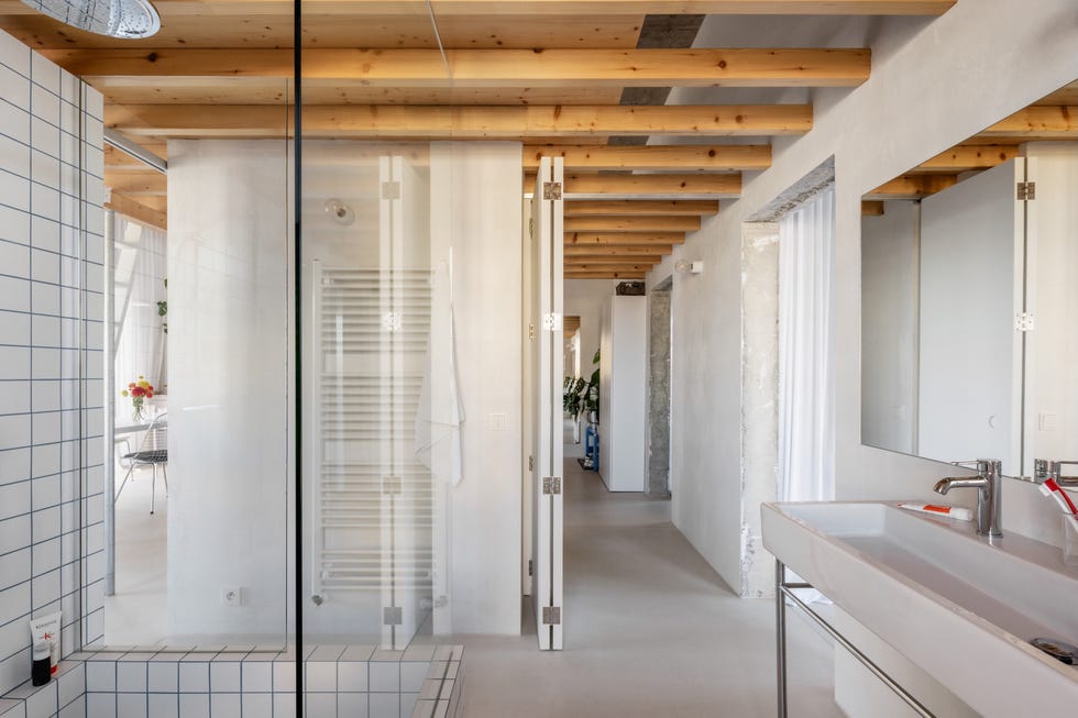 este apartamento gana mas de 17 metros habitables gracias a la altura de los techos y soluciones ingeniosas
