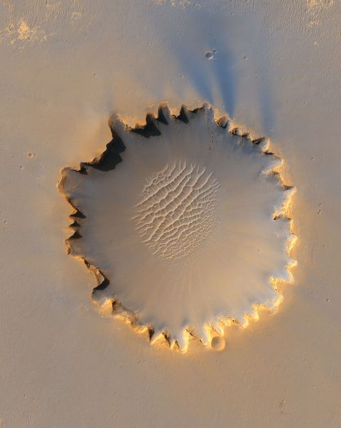 De rand van de krater Victoria heeft een opmerkelijke kartelvorm die is ontstaan door erosie en het afbrokkelen van materiaal van de kraterrand