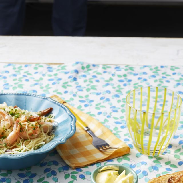 https://hips.hearstapps.com/hmg-prod/images/16-minute-meal-shrimp-scampi-1627936343.jpg?crop=0.649xw:0.433xh;0.320xw,0.360xh&resize=640:*