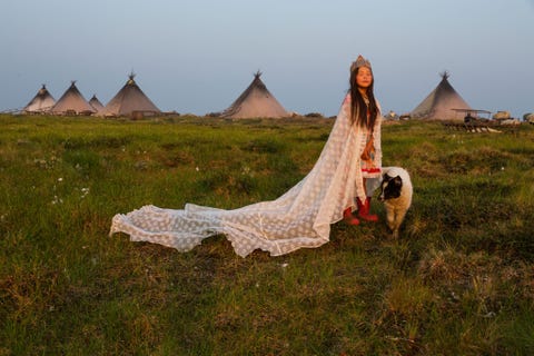Gekleed in een glasgordijn en met kroontje van karton op haar hoofd is Kristina Khudi 8 omgetoverd tot een toendraprinses in het kamp Nenets bij de Karazee Ze vertelt dat de zomer haar lievelingstijd is wanneer zij en andere schoolgaande kinderen met een helikopter van Gazprom en de regionale regering voor de vakantie naar hun nomadische gezinnen worden teruggebracht Wanneer de helikopter in de herfst terugkomt verbergen sommige kinderen zich in de toendra