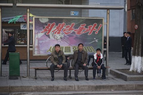 Op een foto die op dinsdag 11 april 2017 werd genomen wachten passagiers bij een bushalte in Pyongyang