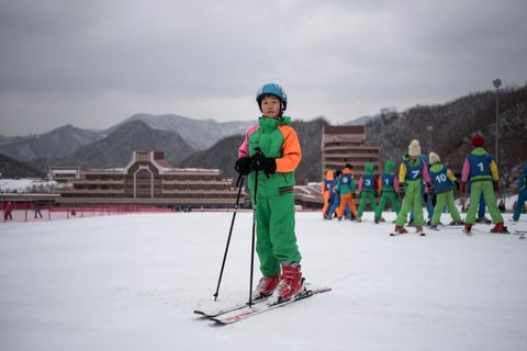 De 11jarige Pak HanSong poseert op een skipiste voor beginners in het skioord Masikryong bij Wonsan het resort in het oosten van NoordKorea werd in 2013 geopend Een dagpas voor de skiliften kost veertig dollar voor NoordKoreanen  en tweemaal zoveel voor buitenlanders