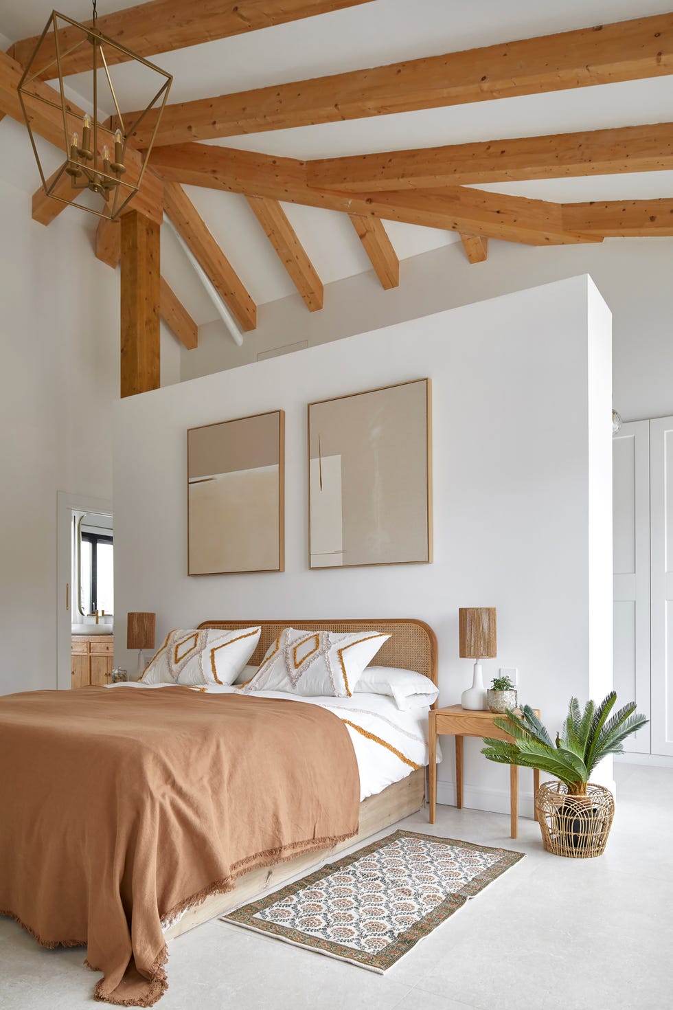dormitorio con murete que lo separa del vestidor