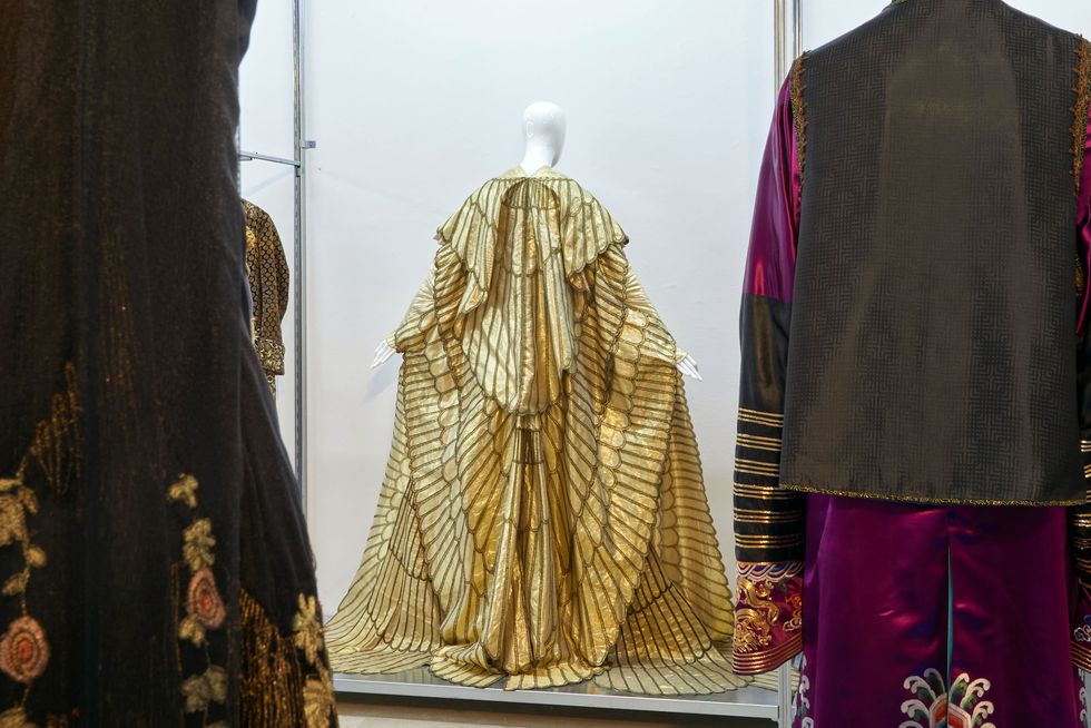 uno dei maestosi mantelli indossati da liz taylor in ﻿﻿cleopatra ﻿﻿ed esposti in mostra