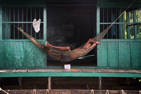 Een man rust uit in zijn hangmat