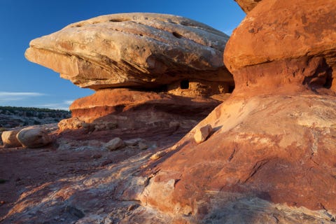 Bears Ears Het op 28 december 2016 door president Obama gecreerde park in zuidelijk Utah is vernoemd naar twee rotsformaties die boven een bergkam uitsteken Het nationale monument beslaat een kleine 5500 vierkante kilometer van het spectaculaire rode rotslandschap van de staat Utah en beschermt oeroude rotswoningen en een van de grootste vindplaatsen van indiaanse voorwerpen in het Amerikaanse westen Het gebied is z afgelegen dat het een van de laatste plekken in de continentale VS was die in kaart werden gebracht