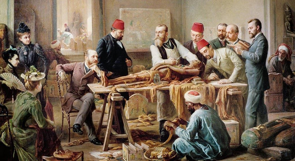 In een schilderij uit 1891 van Paul Dominique Philippoteaux kijkt een van de eerste Egyptologen Gaston Maspero midden toe hoe een mummie van een oude Egyptische priesteres wordt uitgepakt voor leden van de Franse Egyptologie Society en hun gasten