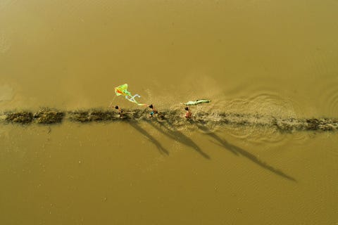 Tijdens jaarlijks terugkerende overstromingen in de Mekongdelta laten kinderen vliegers op