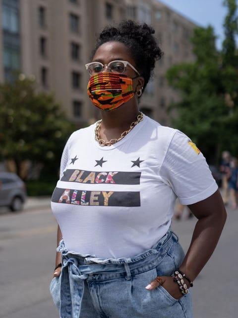 Op weg naar het Witte Huis pauzeert Joi Donaldson 32 uit Richmond Virginia in de 16th Street Dit zat er al eeuwen aan te komen Het voelt voorouderlijk aan  In deze zaak staan onze voorouders achter ons zei Donaldson