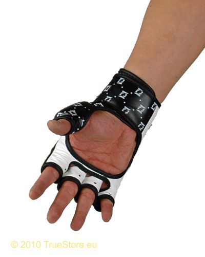 Wrist, Finger, Personal protective equipment, Sports gear, Hand, Fashion accessory, Arm, Glove, Thumb, Strap, 