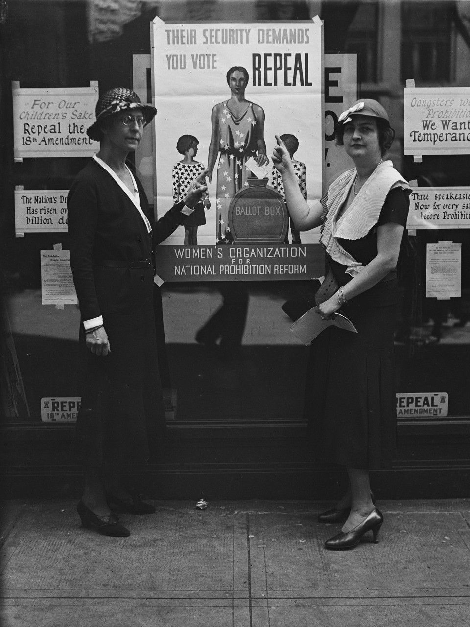 Aanhangers van de Womens Organization for National Prohibition Reform poseren in Washington DC voor posters waarop herroeping van de Drooglegging wordt geist