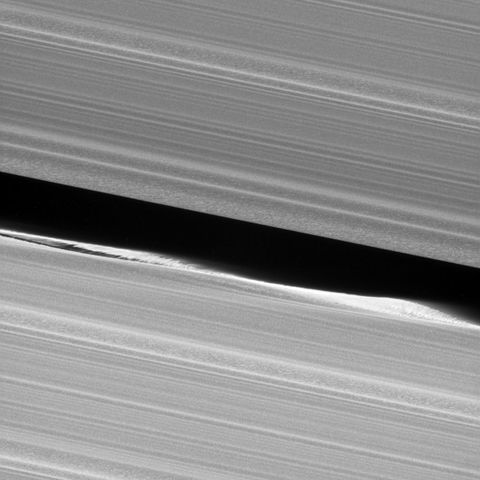 Terwijl Cassini wordt voorbereid op haar dodelijke duik in de atmosfeer van Saturnus heeft ze ongekende beelden van de buitenste regionen van het voornaamste ringenstelsel van de planeet gemaakt