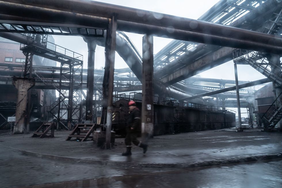 Een medewerker van de staalfabriek van Azovstal De beide staalfabrieken in Marioepol beslaan een enorme oppervlakte en vormen een soort stad in de stad