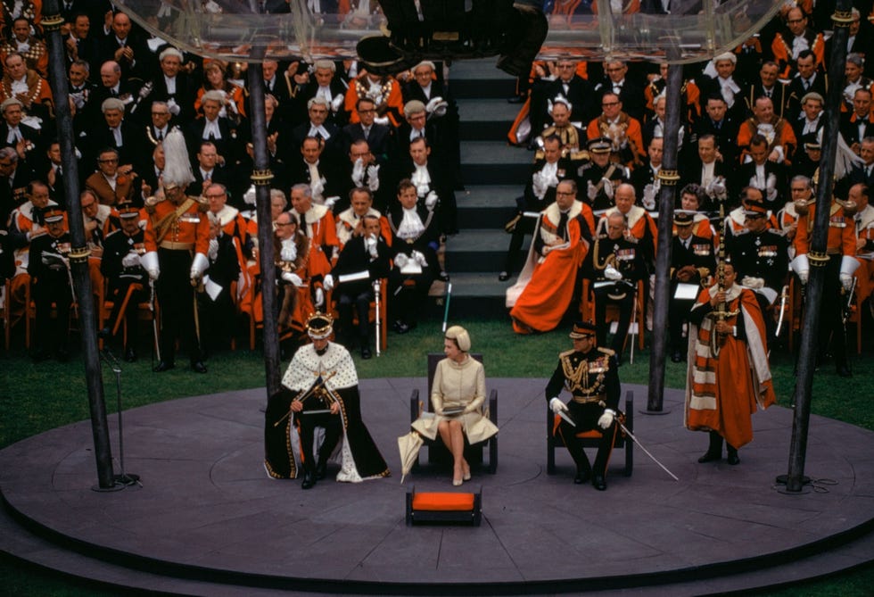 166069 Op 1 juli 1969 kijkt koningin Elizabeth II in Gwynedd Wales naar haar zoon Charles tijdens diens installatie als Prince of Wales