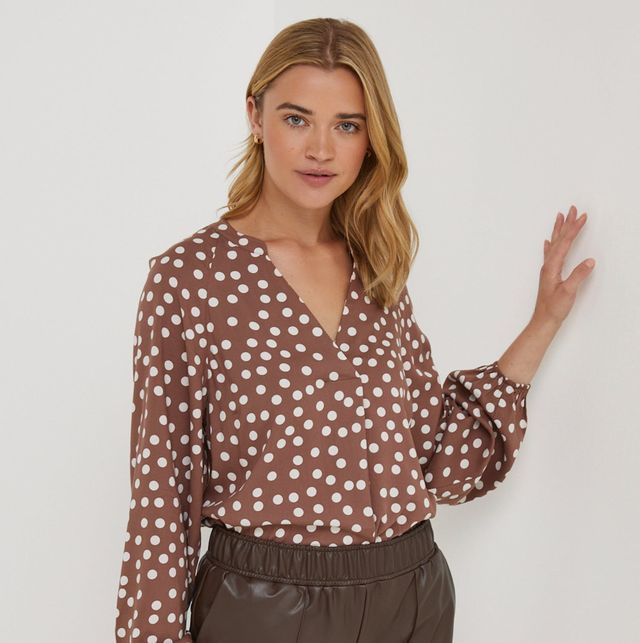 WARDROBE MUST-HAVE! Polka dot shirt with jeans is always a classic