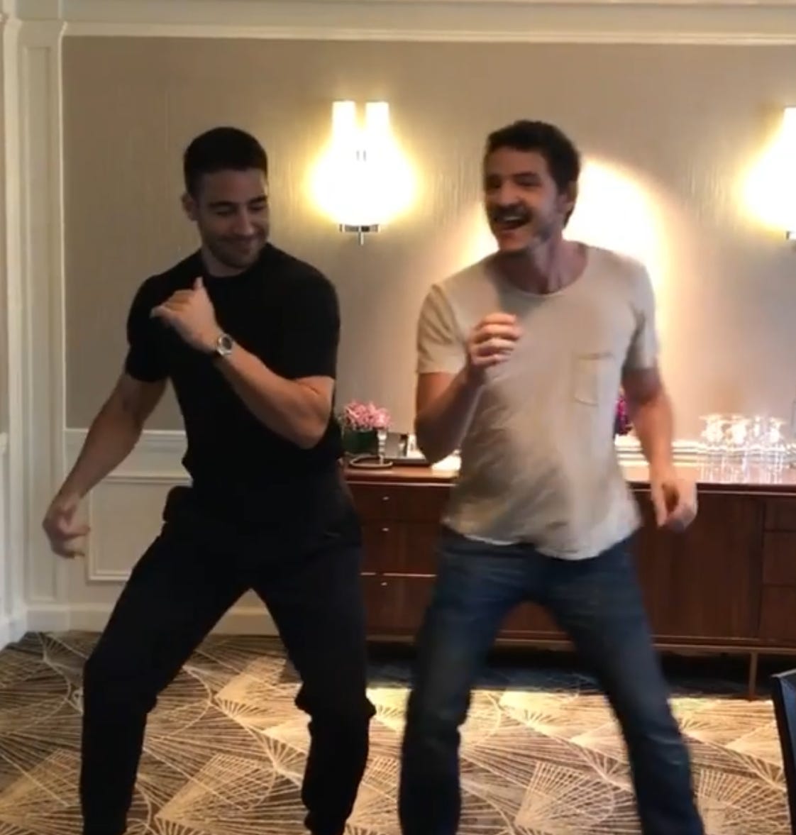 Miguel Ángel Silvestre y Pedro Pascal - Baile de cumpleaños