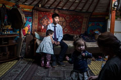 De ouders van dit gezin trokken van het platteland naar de hoofdstad Ulaanbaatar om er werk te zoeken Het is onmogelijk om als herder te leven zegt Erkhembayar Onze kinderen moeten naar school Dat is moeilijk als je van de ene plek naar de andere trekt Rond een vijfde van de bevolking van Mongoli is de afgelopen dertig jaar naar Ulaanbaatar getrokken waardoor het inwonertal van de stad is verdubbeld De infrastructuur van de stad kan die snelle aanwas amper aan