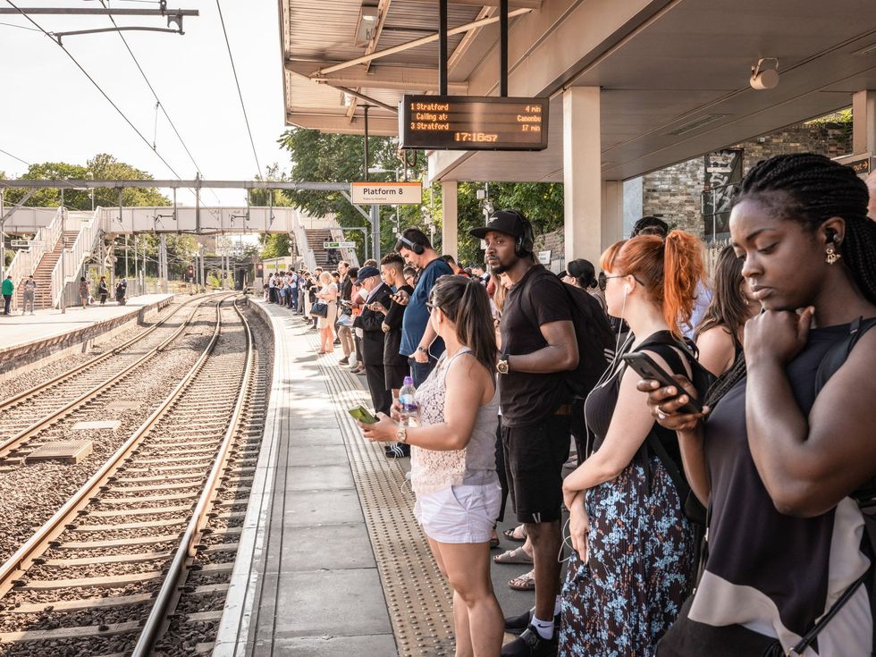 Passagiers bij station Highbury  Islington wachten op de Londense Overground Dit netwerk overbrugt gebieden in Oost en ZuidLonden die door de Tube Underground niet met het centrum zijn verbonden Het aantal passagiers is tussen 2010 en 2017 verdubbeld