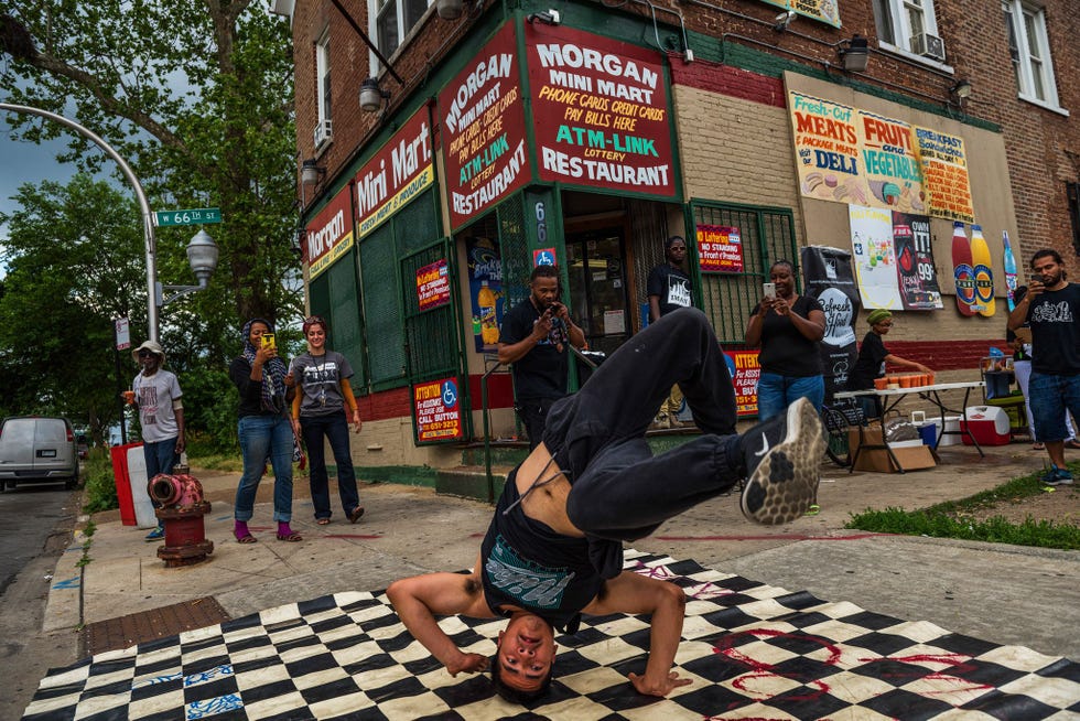 Voor een winkel op de hoek van een straat in de Southside van Chicago doet IMAN mee aan een Ramadanchallenge ter bevordering van gezond eten met name van vers fruit en verse groenten