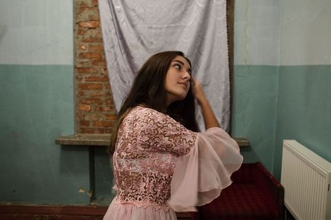 Liza maakt zich klaar voor een voorstelling onderdeel van een toneelstuk dat werd geschreven door het Theater van de Ontheemden in Popasna Loehansk