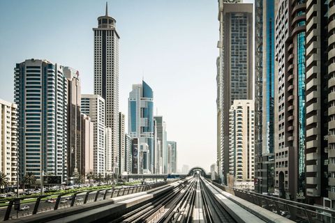 De foto van Bert Bloemen van een metrospoor door Dubai in de Verenigde Arabische Emiraten bood een persoonlijk en intiem inkijkje op straatniveau en is daarmee volgens Corcoran heel anders dan de vele luchtfotos die voor de opdracht werden ingestuurd