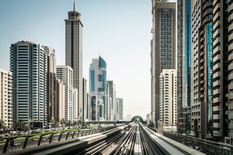Trein in Dubai De foto van Bert Bloemen van een metrospoor door Dubai in de Verenigde Arabische Emiraten bood een persoonlijk en intiem inkijkje op straatniveau en is daarmee volgens Corcoran heel anders dan de vele luchtfotos die voor de opdracht werden ingestuurd