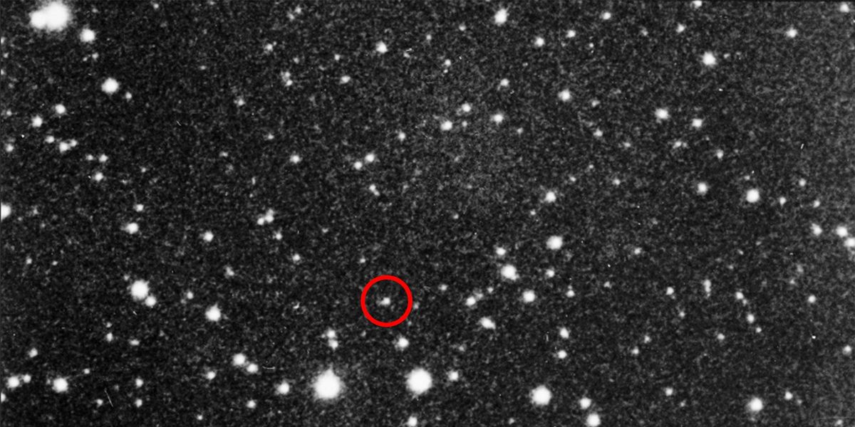 In 1930 ontdekte Clyde Tombaugh de dwergplaneet Pluto toen hij deze foto met Pluto in de cirkel vergeleek met een andere foto die zes dagen eerder was genomen Tombaugh merkte dat het lichtstipje verschoof