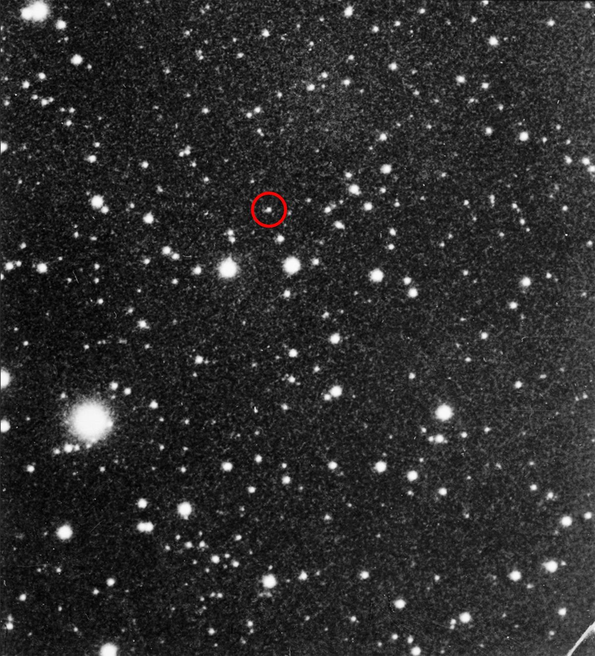 In 1930 ontdekte Clyde Tombaugh Pluto toen hij deze afbeelding Pluto is omcirkeld vergeleek met een afbeelding van zes dagen ervoor en het hem opviel dat dit lichte vlekje was verplaatst