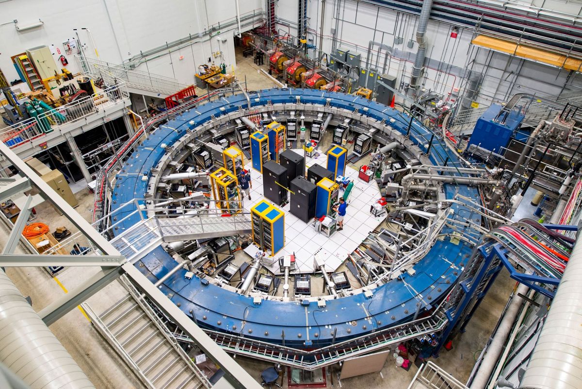 In de detectorhal wordt de Muon g2ring omringd door elektronica Het experiment dat plaatsvindt bij een temperatuur van 268 oC is bedoeld om onderzoek te doen naar de precessie wiebeling in de spin van muonen als deze door een magneetveld schieten