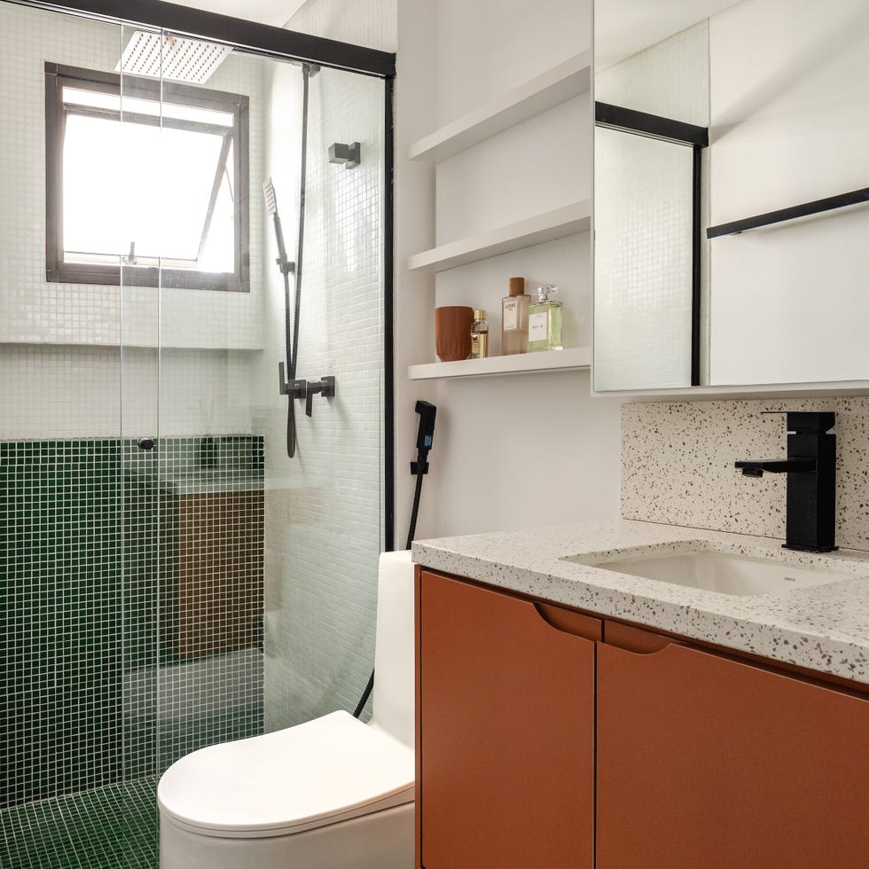 apartamento de 92 metros convertido en un hogar funcional con curvas, ceramica y una cocina suspendida